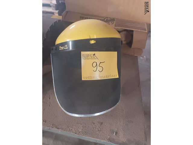 Lot 95 - gelaatsbeschermer met gaas - afbeelding 1 van  3