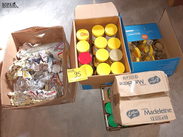 Lot 95 - glazen en bokalen - afbeelding 1 van  5