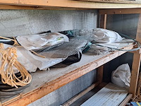 Lot 95 - houten rek met inhoud - afbeelding 1 van  4