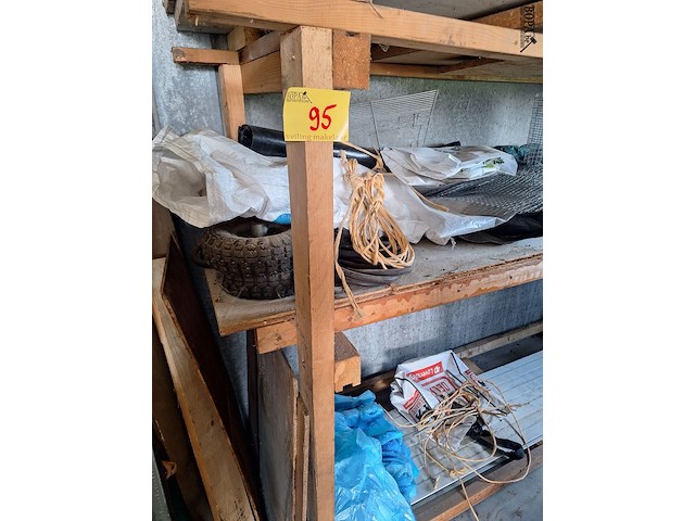 Lot 95 - houten rek met inhoud - afbeelding 2 van  4