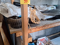 Lot 95 - houten rek met inhoud - afbeelding 2 van  4