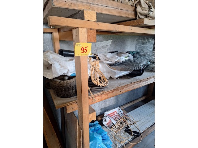 Lot 95 - houten rek met inhoud - afbeelding 3 van  4