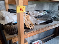 Lot 95 - houten rek met inhoud - afbeelding 3 van  4