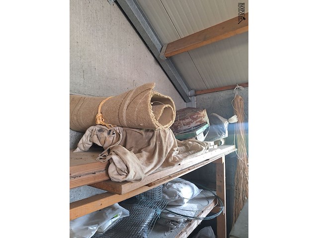 Lot 95 - houten rek met inhoud - afbeelding 4 van  4