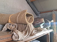 Lot 95 - houten rek met inhoud - afbeelding 4 van  4