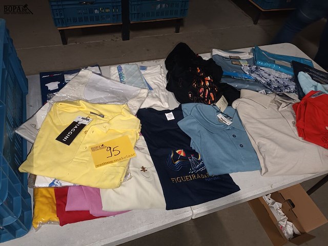 Lot 95 - kledij - afbeelding 1 van  5