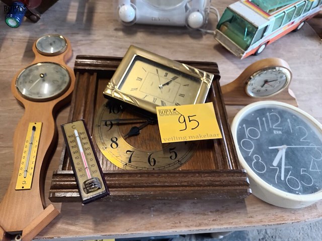 Lot 95 - klokken en barometer. 6 stuks - afbeelding 1 van  4