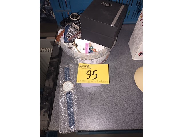 Lot 95 - lot juwelen en horloges - afbeelding 1 van  4