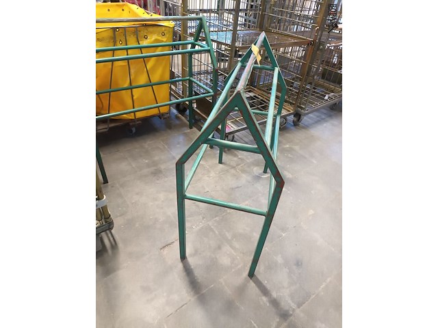 Lot 95 - metalen schragen. 2 stuks - afbeelding 2 van  3