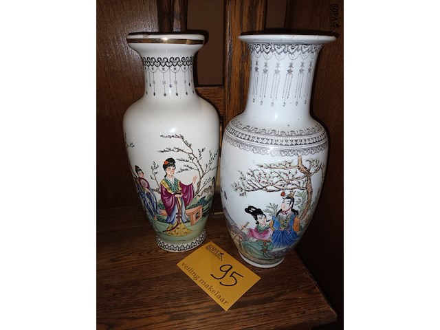 Lot 95 - oosterse vazen. 2 stuks - afbeelding 1 van  5