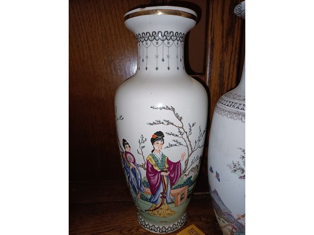 Lot 95 - oosterse vazen. 2 stuks - afbeelding 2 van  5