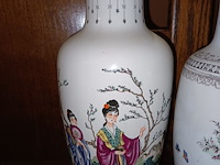 Lot 95 - oosterse vazen. 2 stuks - afbeelding 2 van  5