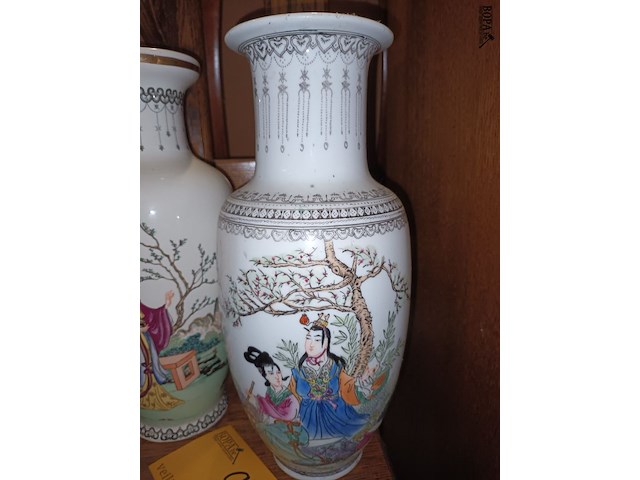 Lot 95 - oosterse vazen. 2 stuks - afbeelding 3 van  5