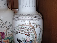 Lot 95 - oosterse vazen. 2 stuks - afbeelding 3 van  5