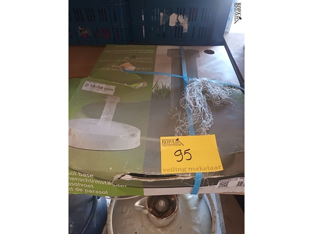 Lot 95 - parasolvoet - afbeelding 1 van  3