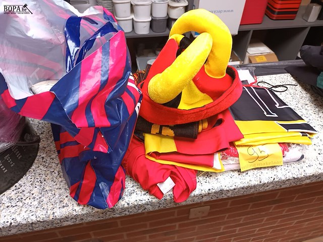 Lot 95 - party kledij en accessoires - afbeelding 2 van  5