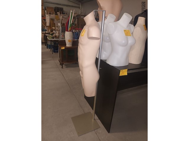 Lot 95 - paspop torso man op statief - afbeelding 3 van  3