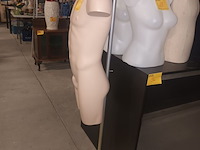 Lot 95 - paspop torso man op statief - afbeelding 3 van  3