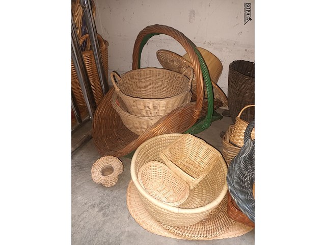 Lot 95 - rieten mandjes. 49 stuks - afbeelding 3 van  4