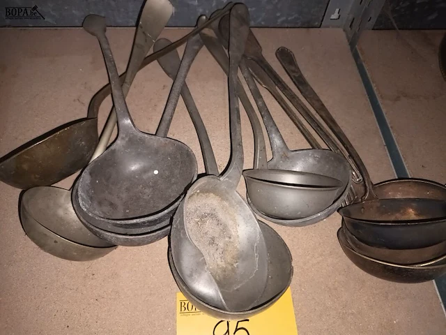 Lot 95 - tinnen en verzilverde pollepels. 11 stuks - afbeelding 2 van  2