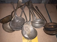 Lot 95 - tinnen en verzilverde pollepels. 11 stuks - afbeelding 2 van  2