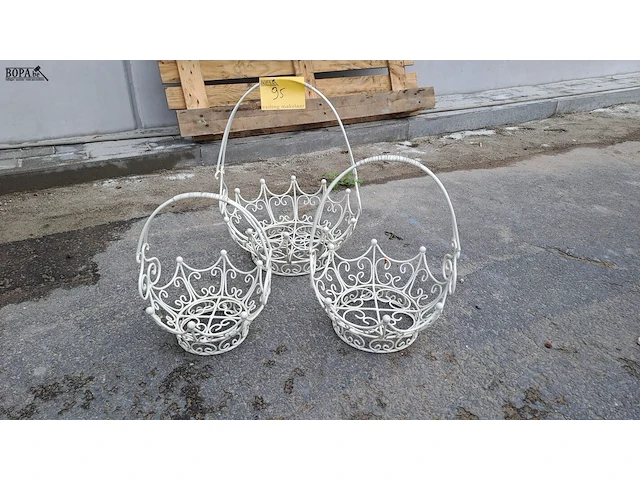 Lot 95 - trio van witte decoratieve draadmanden - brocante - afbeelding 1 van  4