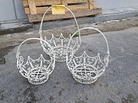 Lot 95 - trio van witte decoratieve draadmanden - brocante