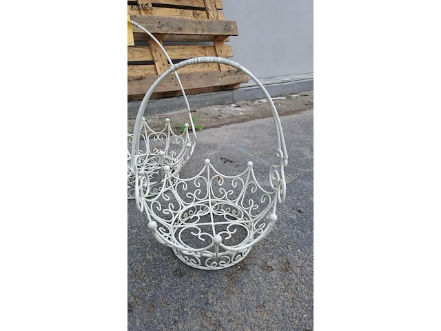 Lot 95 - trio van witte decoratieve draadmanden - brocante - afbeelding 2 van  4