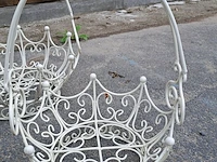 Lot 95 - trio van witte decoratieve draadmanden - brocante - afbeelding 2 van  4