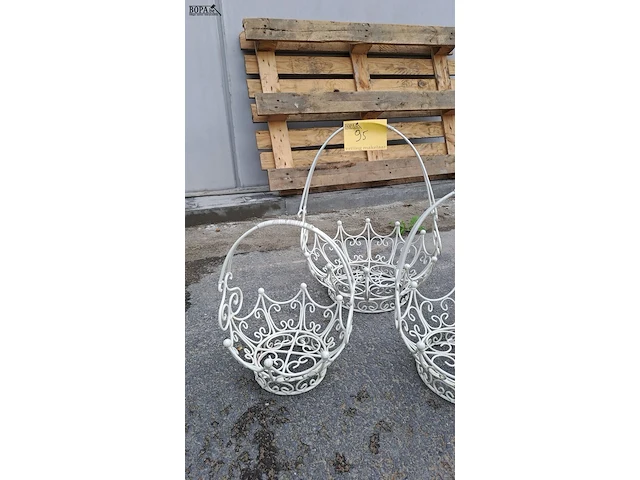 Lot 95 - trio van witte decoratieve draadmanden - brocante - afbeelding 3 van  4