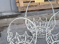 Lot 95 - trio van witte decoratieve draadmanden - brocante - afbeelding 3 van  4