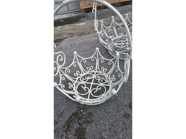 Lot 95 - trio van witte decoratieve draadmanden - brocante - afbeelding 4 van  4