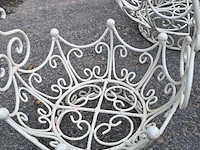 Lot 95 - trio van witte decoratieve draadmanden - brocante - afbeelding 4 van  4