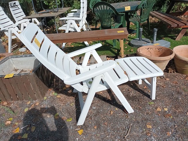 Lot 95 - verstelbare pvc ligstoel - afbeelding 1 van  2