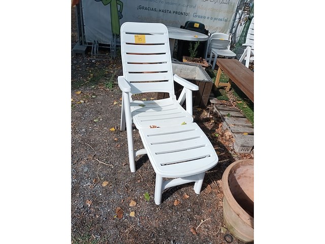 Lot 95 - verstelbare pvc ligstoel - afbeelding 2 van  2