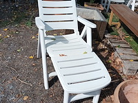 Lot 95 - verstelbare pvc ligstoel - afbeelding 2 van  2