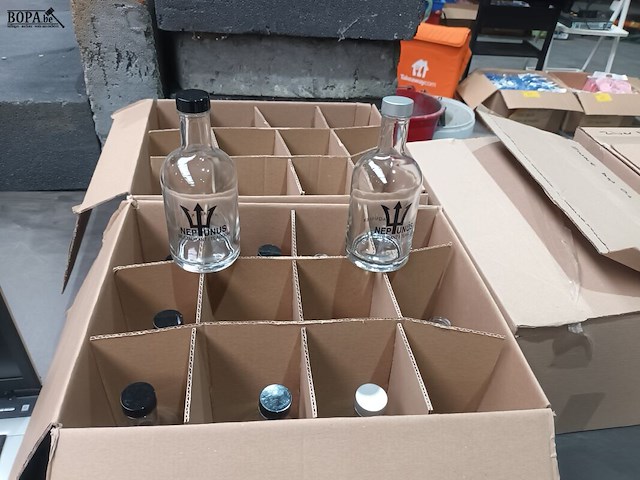 Lot 95 - waterflessen met schroefdop - afbeelding 3 van  5