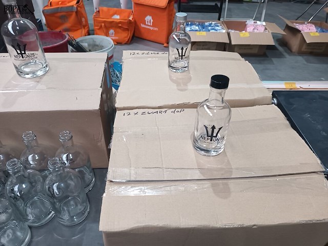 Lot 95 - waterflessen met schroefdop - afbeelding 4 van  5