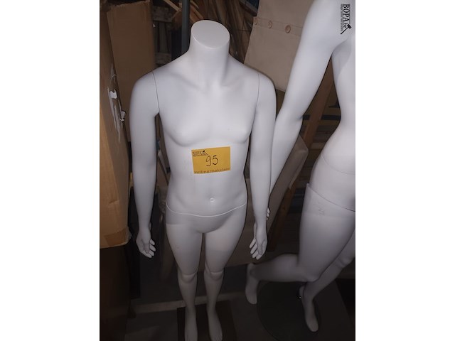 Lot 95 - witte paspop meisje op voet - afbeelding 1 van  3