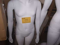 Lot 95 - witte paspop meisje op voet - afbeelding 1 van  3
