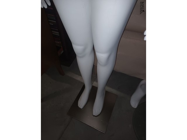 Lot 95 - witte paspop meisje op voet - afbeelding 2 van  3