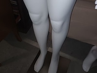 Lot 95 - witte paspop meisje op voet - afbeelding 2 van  3