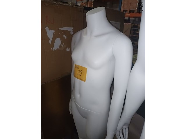 Lot 95 - witte paspop meisje op voet - afbeelding 3 van  3