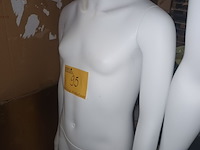 Lot 95 - witte paspop meisje op voet - afbeelding 3 van  3