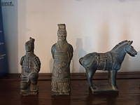 Lot 96 - chinese beeldjes. 5 stuks - afbeelding 2 van  5