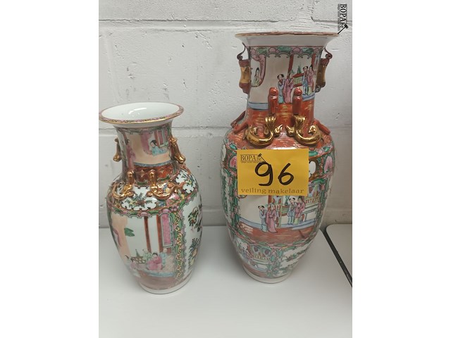 Lot 96 - chinese vazen. 2 stuks - afbeelding 1 van  5