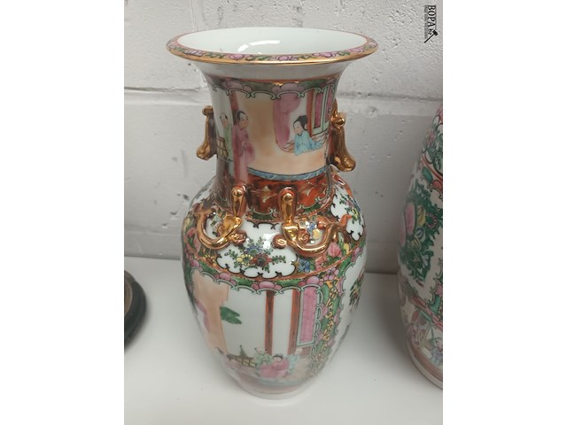 Lot 96 - chinese vazen. 2 stuks - afbeelding 2 van  5