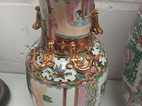 Lot 96 - chinese vazen. 2 stuks - afbeelding 2 van  5