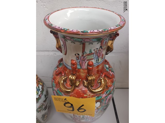 Lot 96 - chinese vazen. 2 stuks - afbeelding 3 van  5