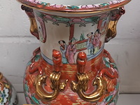 Lot 96 - chinese vazen. 2 stuks - afbeelding 3 van  5